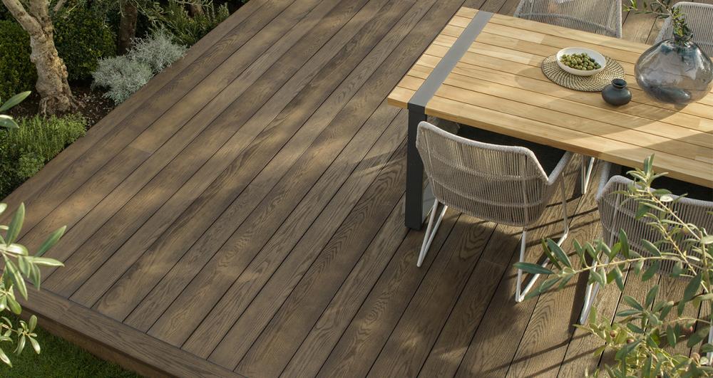 Millboard comopsite decking as an al fresco dinning area