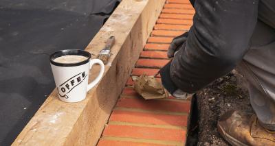 How to lay railway sleepers in the garden: edging and raised beds