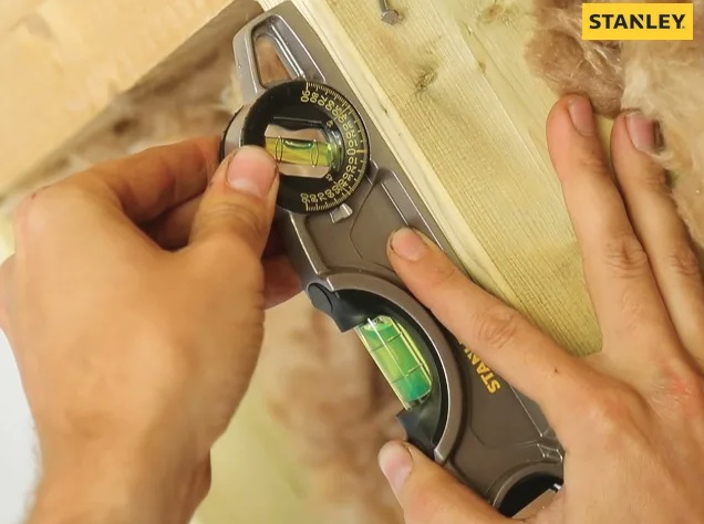 Stanley-FatMax-Torpedo-Level-in-hand-on-angle