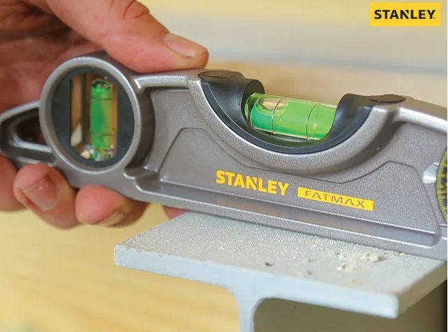 Stanley-FatMax-Torpedo-Level-in-hand