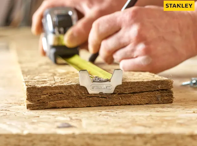 Stanley-Fatmax-Pro-Pocket-Tape-5m-in-hand